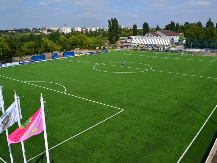 Поле «Динамо-Арени» з флагштоками на передньому плані