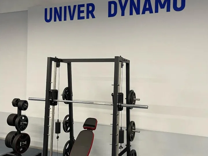 Силова рама на тлі напису «Univer Dynamo»