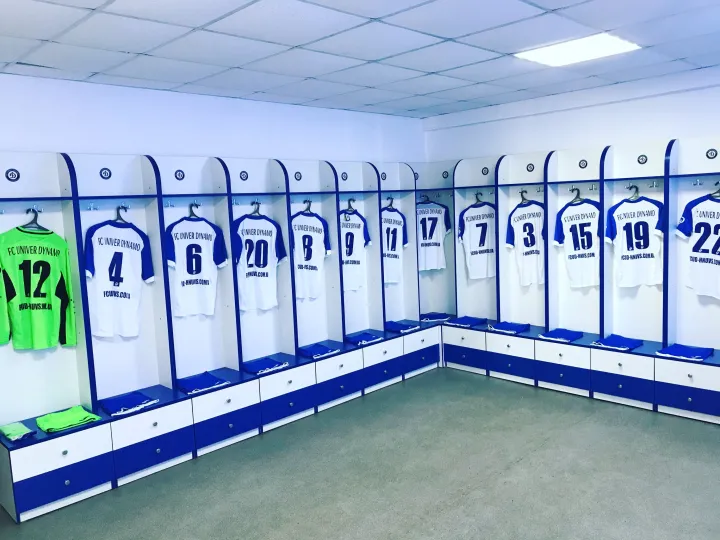 Роздягальня команди з ігровими футболками «FC Univer Dynamo»