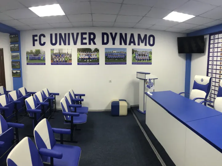 Зал для пресконференцій з написом «FC Univer Dynamo»