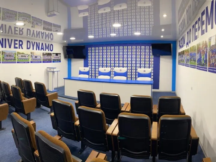 Місця для журналістів перед прес-стіною