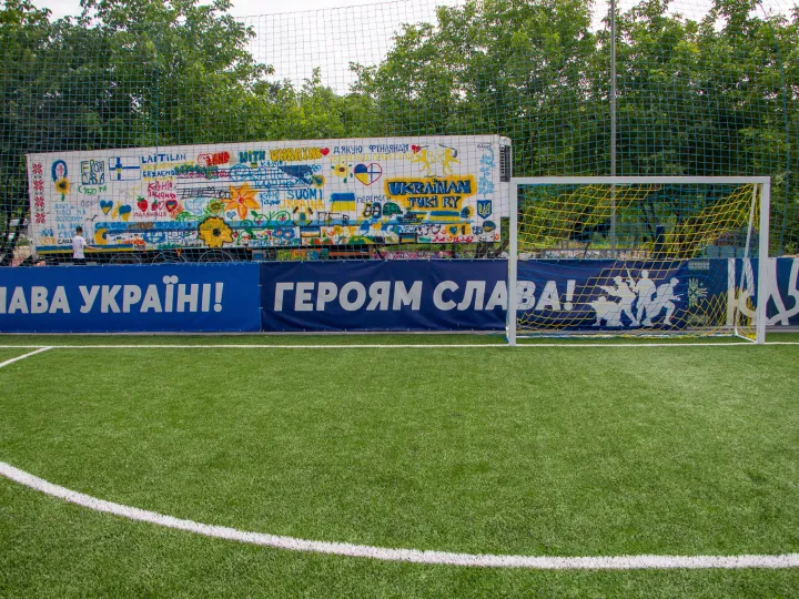 Ворота міні-поля на тлі банерів «Слава Україні! Героям слава!»