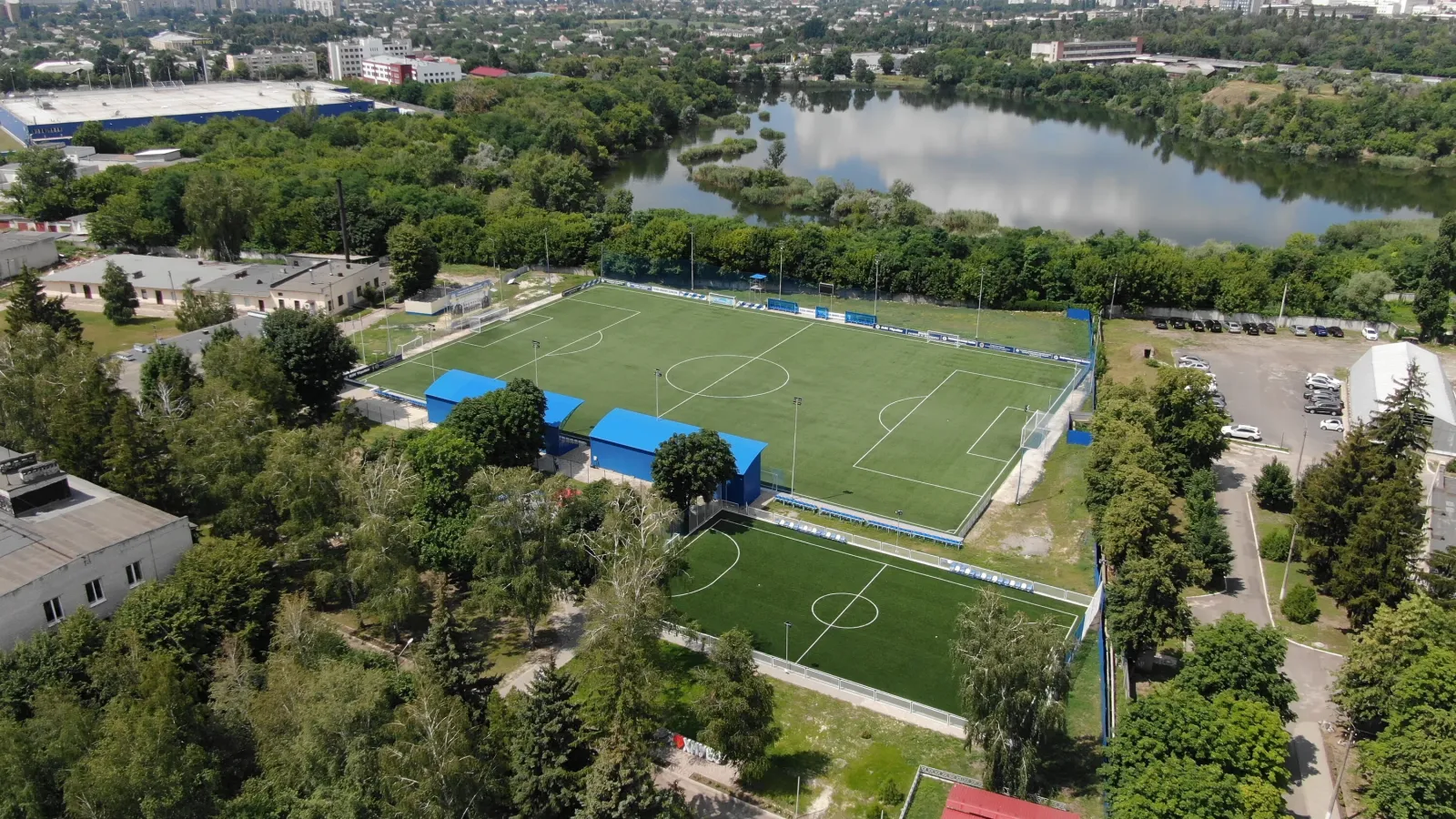 «Динамо-Арена» з висоти: основне поле, мале поле й трибуни біля озера
